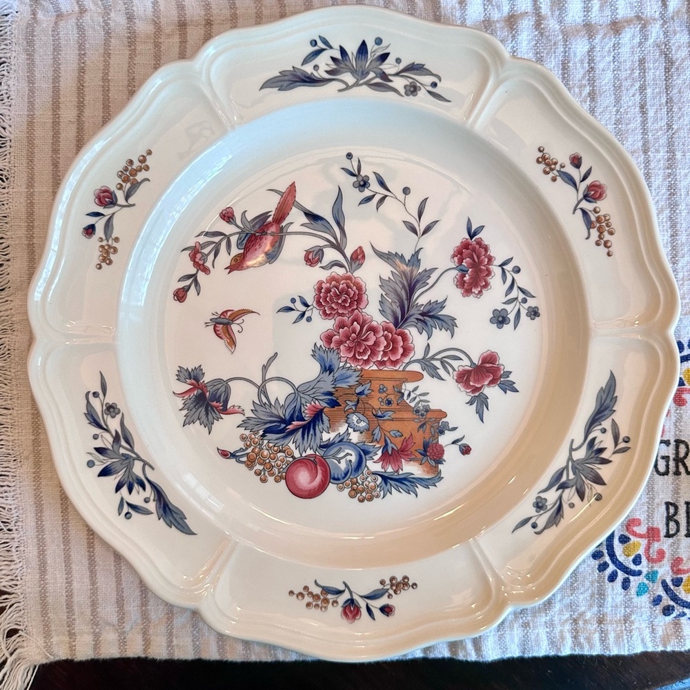 Wedgwood Williamsburg Potpourri Cream Dinnerware with Red and Blue Floral Design - Picture 9 of 16